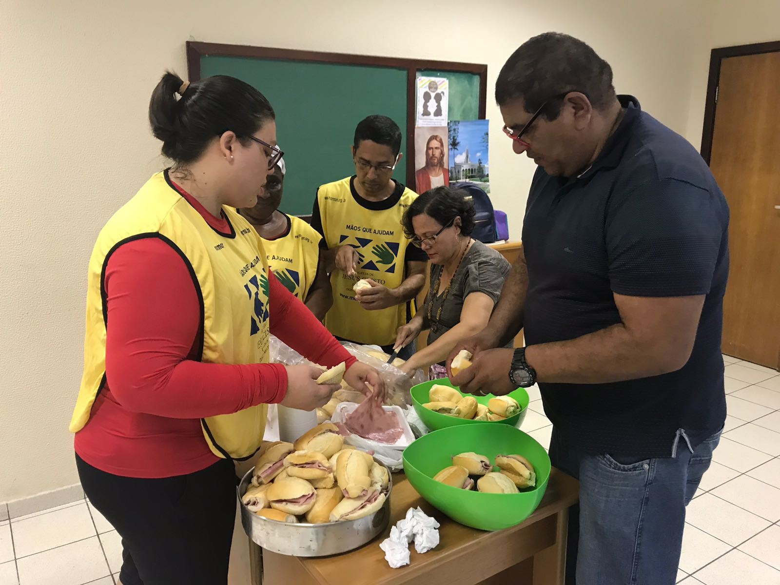 Voluntários do Mãos Que Ajudam levam serviços gratuitos de saúde e cidadania em Recife