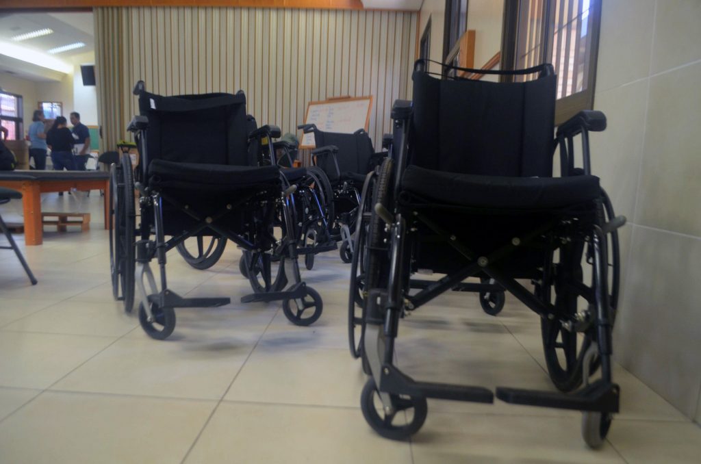 Primeira remessa do projeto reúniu 42 cadeiras de rodas nesta quarta-feira (5) (Foto: Carlos Alberto Jr/G1)
