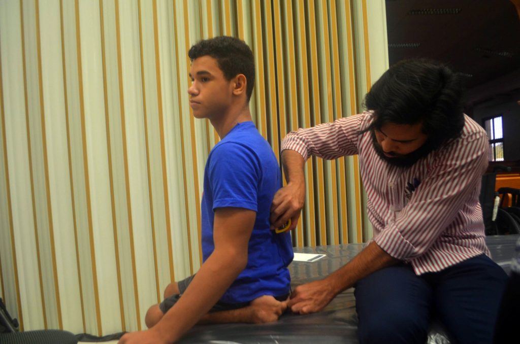 Lucas Thiago fazendo medição para receber nova cadeira de rodas (Foto: Carlos Alberto Jr/G1)