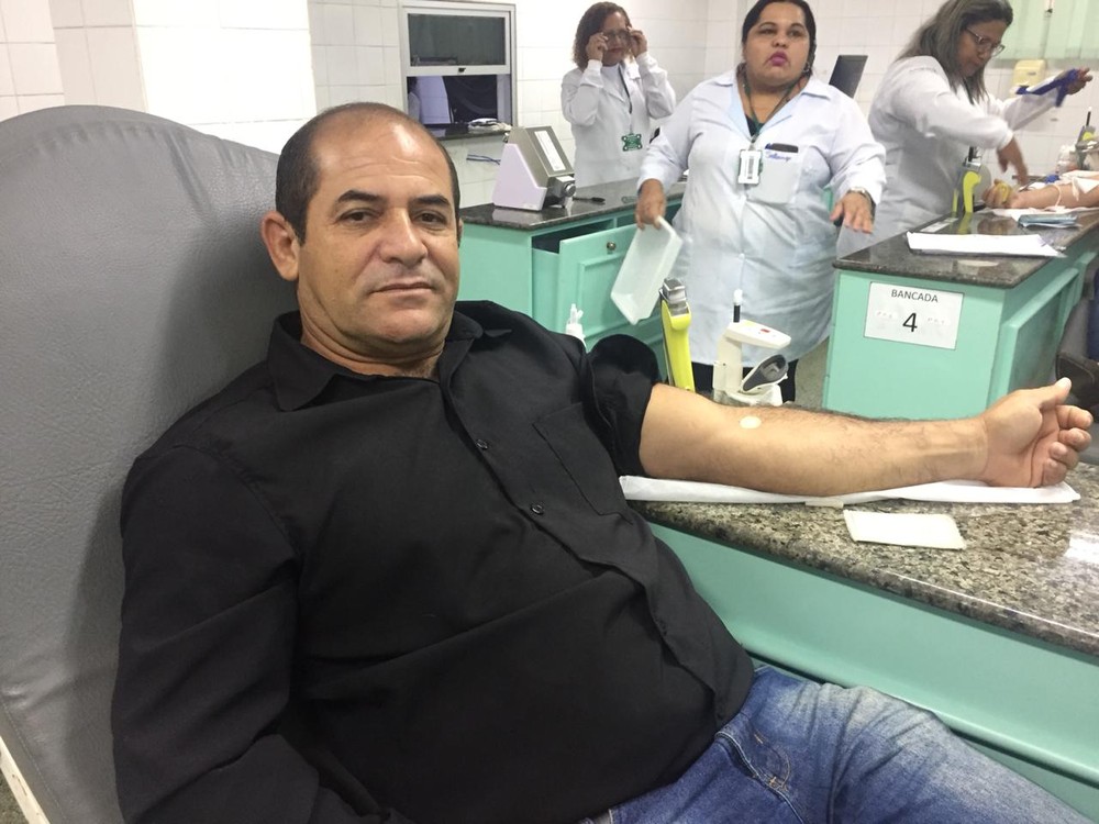 José Teixeira, de 48 anos, doando sangue no Hemoap — Foto: Ugor Feio/G1