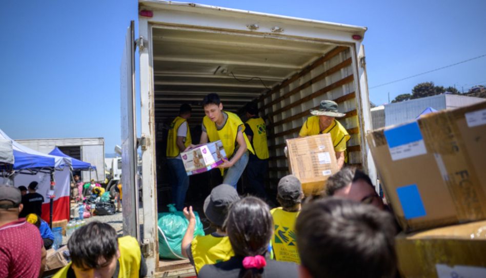 voluntários no Chile prestam ajuda às vítimas de incêndios florestais