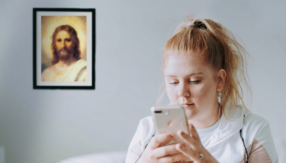 moça compartilhando o evangelho pelo celular