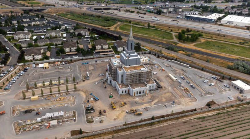A construção do Templo de Orem Utah, de A Igreja de Jesus Cristo dos Santos dos Últimos Dias, é vista por cima em Orem na quinta-feira, 21 de julho de 2022. Quatro dias depois, as autoridades relatam que um incêndio criminoso foi iniciado no andar superior. | Ben B. Braun, Deseret News