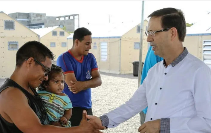 Carlos Martins, à direita, cumprimenta refugiados venezuelanos em Boa Vista, Brasil. Ele e sua esposa, Vânia, ajudaram a realocar cerca de 20.000 refugiados durante uma missão humanitária de 2018 a 2020. Fornecida por Carlos Martins