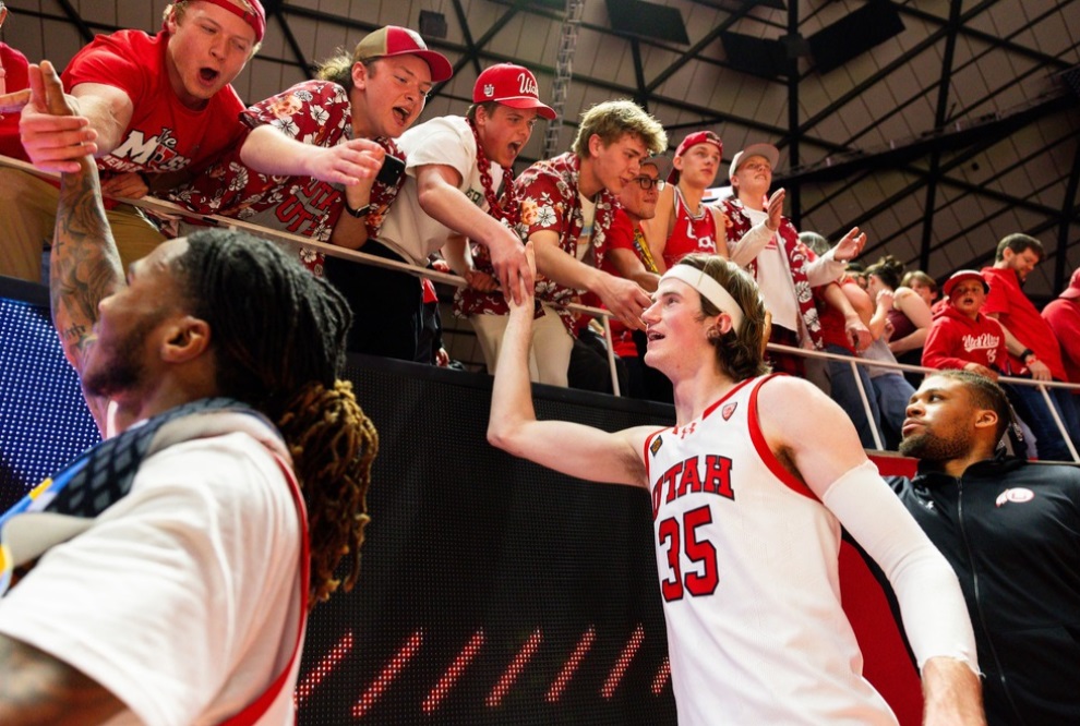 O então pivô do Utah Utes, Branden Carlson (35), cumprimenta os fãs após a vitória de 74 a 54 do Utah Utes sobre o Virginia Commonwealth Rams no jogo das quartas de final do NIT no Jon M. Huntsman Center em Salt Lake City na quarta-feira, 27 de março de 2024. | Megan Nielsen, Deseret News