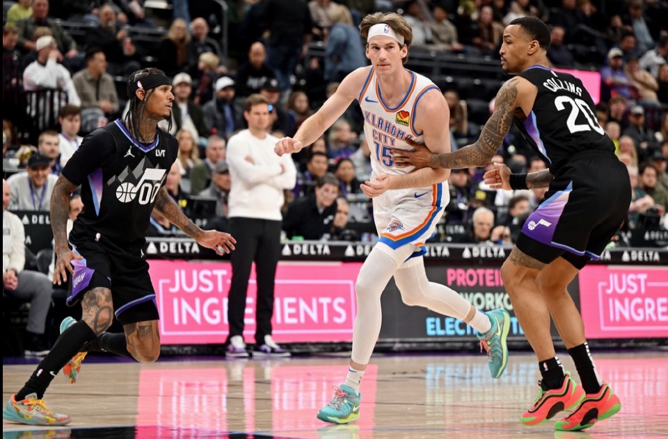 O ex-jogador da Universidade de Utah e atual pivô do Oklahoma City Thunder, Branden Carlson (15), durante um jogo entre o Utah Jazz e o Thunder realizado no Delta Center, em Salt Lake City, na sexta-feira, 21 de fevereiro de 2025. O time de Oklahoma venceu de 130 a 107. Scott G Winterton, Deseret News
