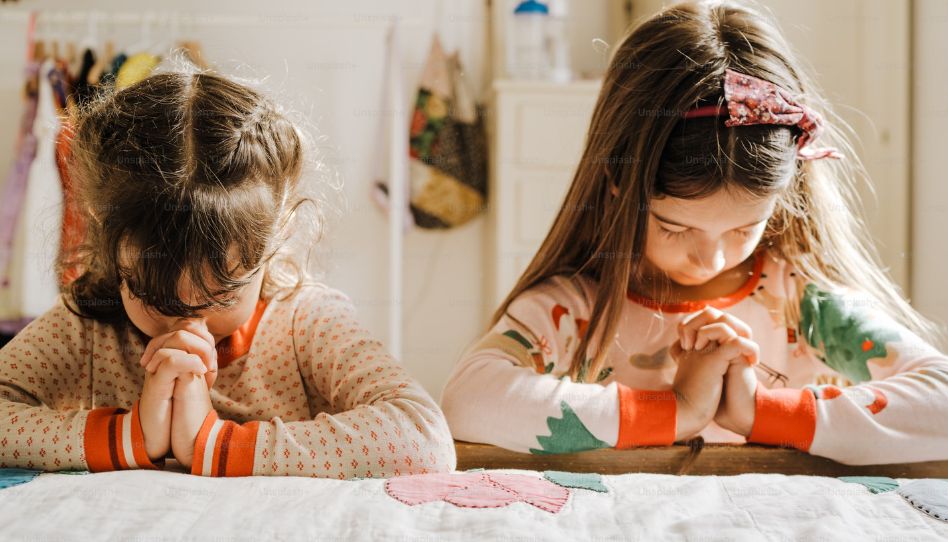 duas crianças orando