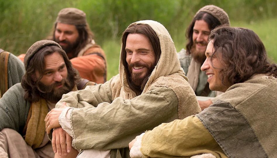 Jesus Cristo sorrindo com os seus discípulos.
