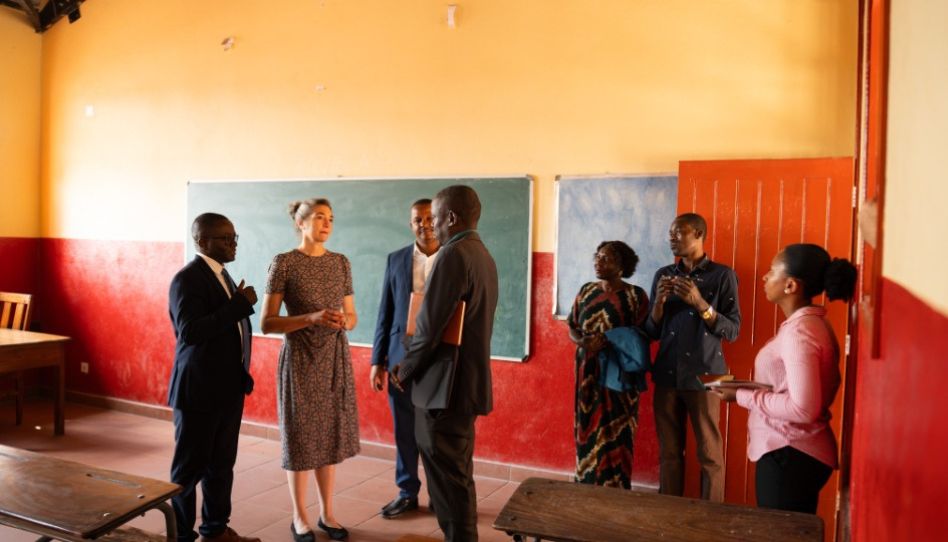 Irmã Spannaus visita a Escola Primária Inhamizua em Beira, Moçambique.