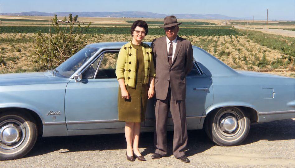 Evan e Alta Beus tiram uma foto em frente de sua fazenda em Othelo, Washington.